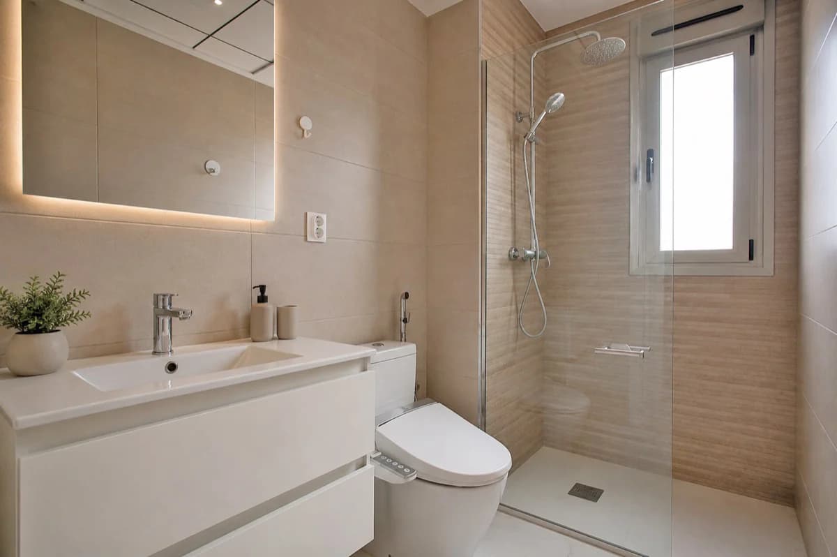 Główna łazienka z prysznicem walk-in